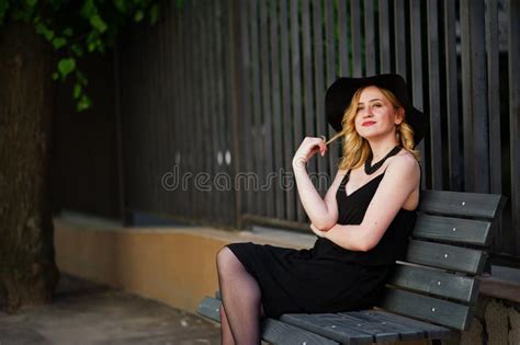 Blonde Frau In Schwarzem Kleid Stockfoto Bild Von Geheimnisvoll Nadel