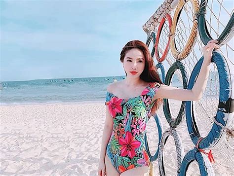 Bảo Thy chăm mặc bikini khoe dáng đốt mắt người nhìn