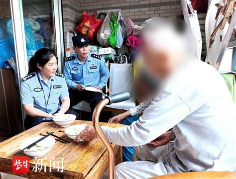 九旬老人行动不便，南京江北新区民警上门为他办理户籍更换财经头条