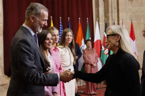 La Princesa Leonor Entrega Las Insignias A Los Galardonados Con Sus Premios