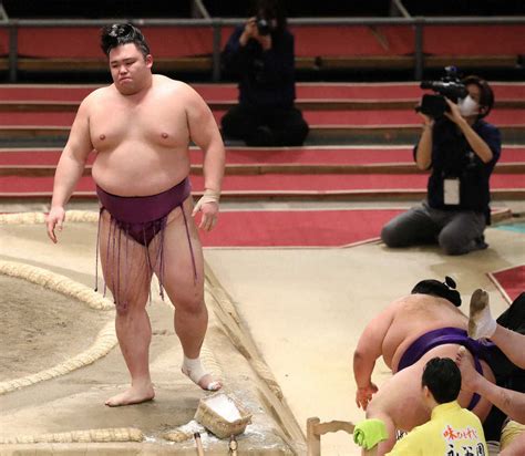 ＜春場所千秋楽＞貴景勝（右）を押し倒しで破り、11勝目を挙げた朝乃山（撮影・成瀬 徹） ― スポニチ Sponichi Annex スポーツ