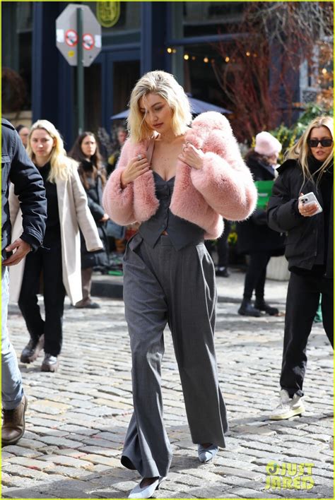 Photo Gigi Hadid Poses On Taxi Maybelline Commercial In Nyc