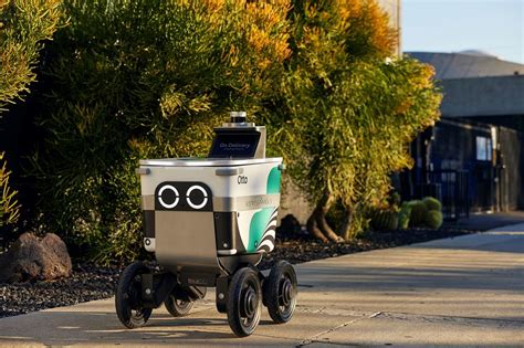 Роботы-курьеры стали сотрудничать с полицией. Они передают силовикам ...