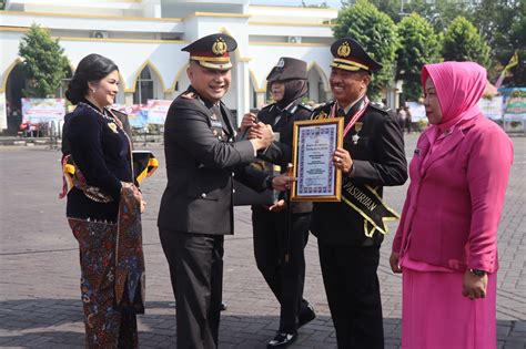 Upacara Parade Hari Bhayangkara Kapolres Pasuruan Komitmen Tingkatkan