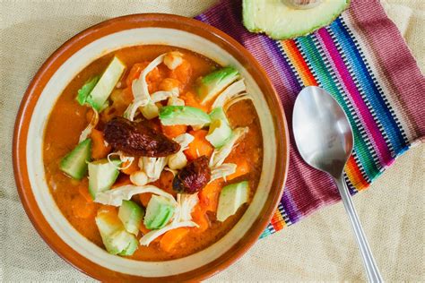 Caldo tlalpeño consiente a la familia con un tradicional platillo