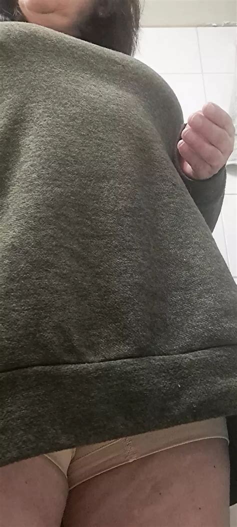 Milf öppnar kroppsöppningen och tar ut sin håriga fitta xHamster