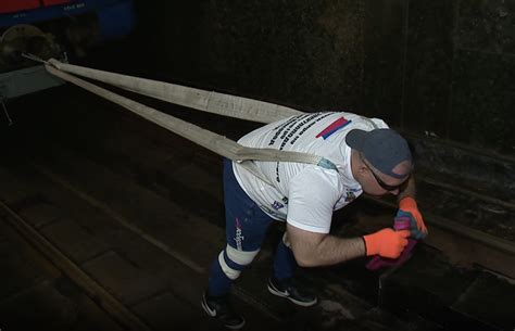 "Русский Халк" отбуксировал поезд метро на рекордные 30 метров в ...