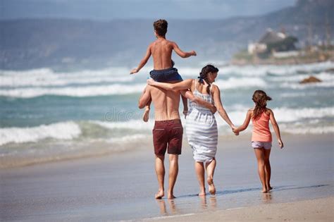 Passeio De Praia Em Família Foto De Uma Família Caminhando Pela Praia