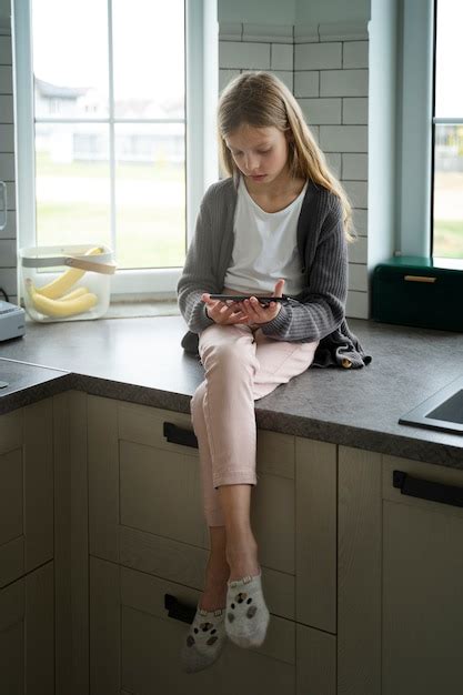 Full Shot Mädchen Das Süchtig Nach Social Media Ist Kostenlose Foto