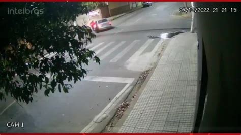 VÍDEO motociclista flutua após bater em carro e sai ileso em MG