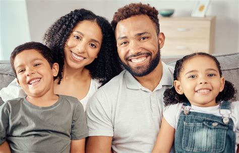 Sorria amor e retrato de família feliz na sala de estar juntos para