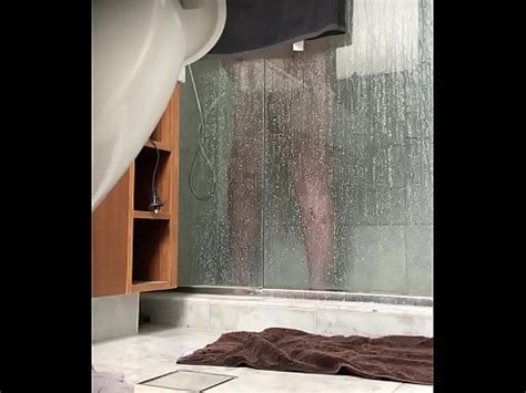BBW atrapado masturbándose en la ducha XVIDEOS