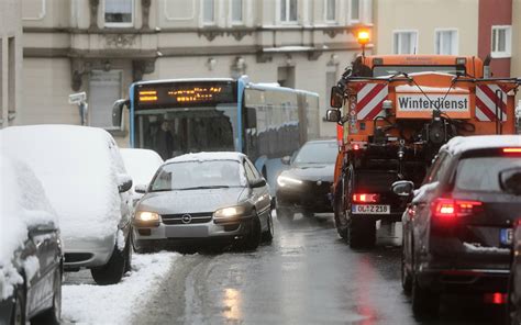 Schneechaos in Wuppertal Zahlreiche Unfälle und eingeschränkter Busverkehr