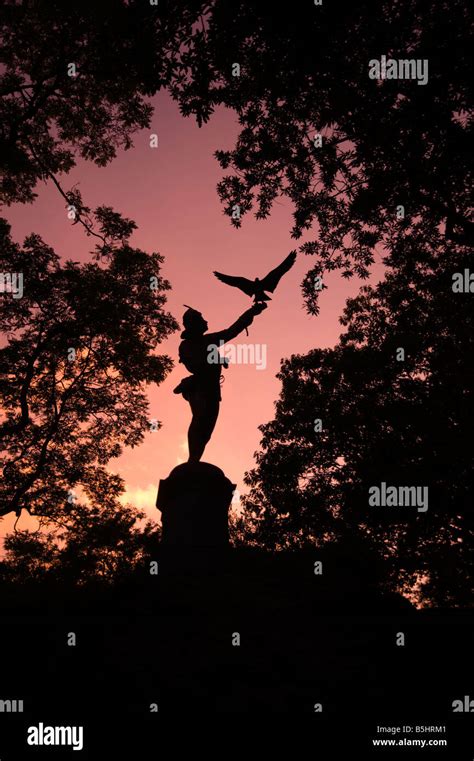 Statue Des Falken Fotos Und Bildmaterial In Hoher Aufl Sung Seite