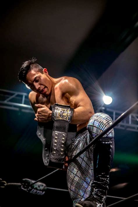 Escándala on Twitter Luchador gay se enoja porque le ponen luchador gay y dice que solo es