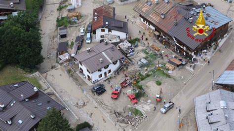 Frana Cortina Forze Di Polizia A Protezione Delle Abitazioni Evacuate