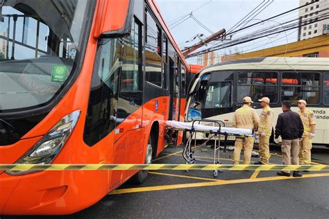 Acidente entre dois ônibus deixa mais de 40 feridos em Curitiba