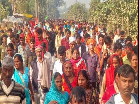 Lakhs Of Devotees Gathered On 14 Kosi Parikrama Path In Ayodhya