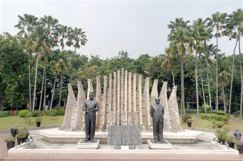 Monumen Pahlawan Proklamator Soekarno Hatta Poros Pameran Seni Rupa