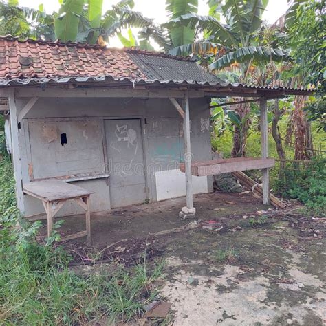 Warung Makan Dan Barang Kebutuhan Sehari Hari Tradisional Di Desa Yang