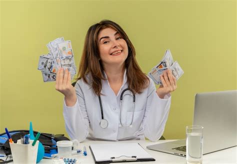 Sonriente Doctora De Mediana Edad Vistiendo Bata M Dica Y Un