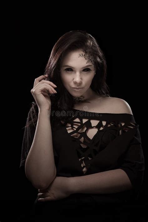Portr T Einer Jungen Brunette Frau Mit Blauen Augen Und Ein Spitzen Muster Auf Ihrem Gesicht
