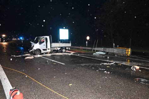 A13 Kriessern SG Frontaler Unfall Mit Unbeleuchtetem Lieferwagen