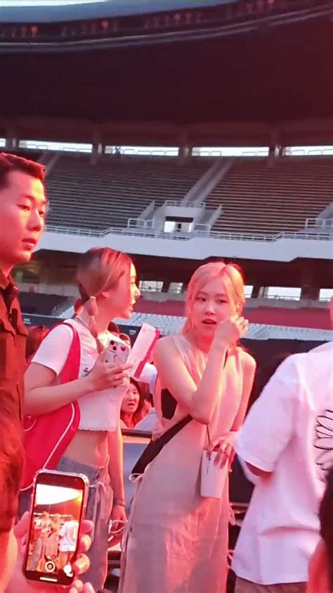 Zhi On Twitter Rt Blackpinkglobal Ros And Ashley At The Bruno