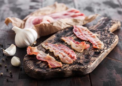 Tiras De Tocino Asadas A La Parrilla En El Tablero De Madera Del