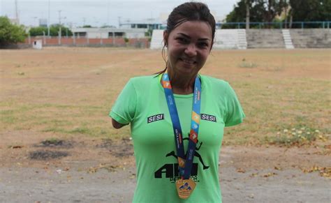 Abraçada por Petrolina Nanny vence deficiência e vira exemplo no atletismo