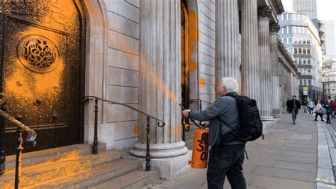 Activistas Arrojan Pintura Naranja A Cuatro Edificios De Londres En