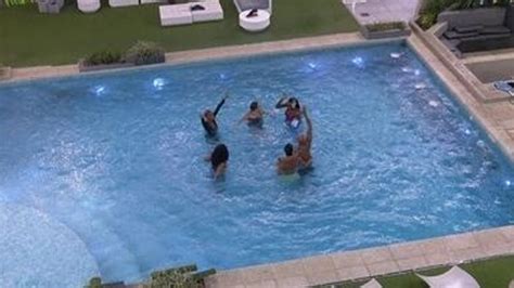 Brothers do Grupo Fadas pulam pelados na piscina do BBB e gera polêmica