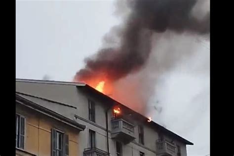 Milano A Fuoco Tetto Di Un Palazzo Tutti I Residenti Evacuati