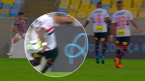 Ajudado no apito jogador do São Paulo ainda reclama de arbitragem