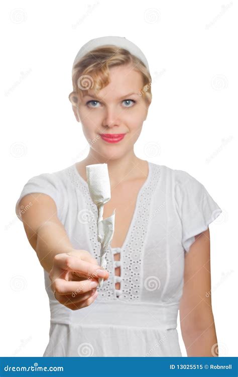 La Fille Blonde Avec Un Livre Blanc Simple S Est Lev E Image Stock Image Du Visage Verticale