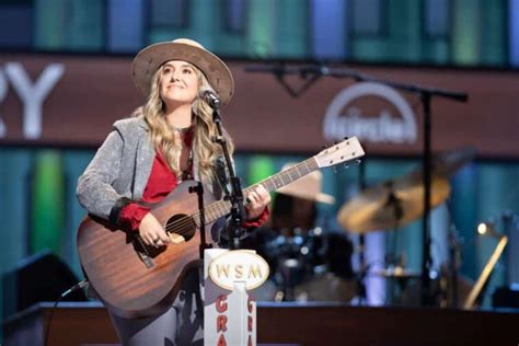 Lainey Wilson Tips Her Hat To Travis Tritt With Rousing Cover Of T R O