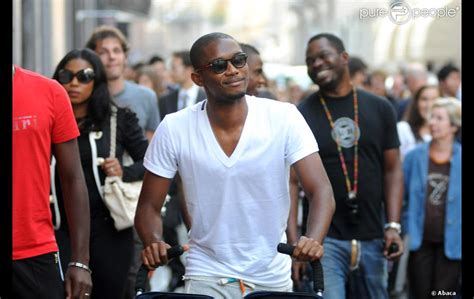 Le Grand Samuel Eto O En Promenade Avec Ses Deux Fillettes Ma Lle Et