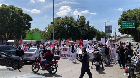 Alumnos de medicina del IPN realizan movilización y cierre de