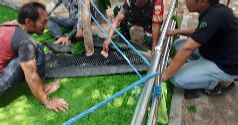 Ciptakan Kenyamanan Bermain Anak Babinsa Jebres Bantu Pasang Rumput