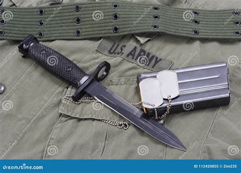 Bayoneta Del Rifle M16 En El Uniforme Imagen De Archivo Imagen De