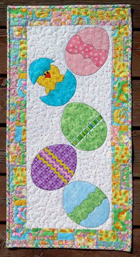 17 DIY Quilted Table Runner Ideas For All Year Round Quilted Table