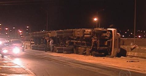 G1 Carreta cimento tomba no Anel Rodoviário em Belo Horizonte