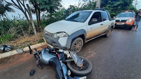 Motocicleta para embaixo de carro após colisão em Sorriso Só Notícias