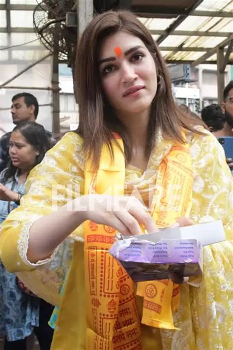 Kriti Sanon Visits Siddhivinayak Temple After Winning National Award