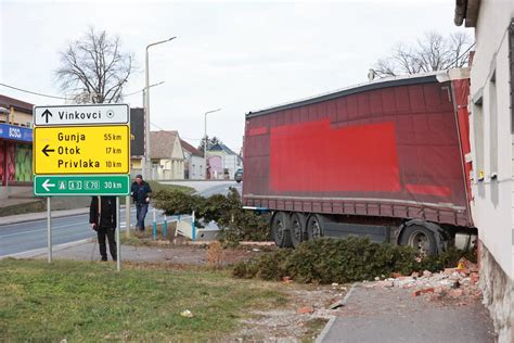 Kamion Sletio S Ceste I Probio Ku U Kod Vinkovaca Dvije Osobe