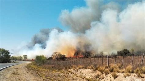 Incendios en Córdoba los vientos complican el trabajo de los bomberos