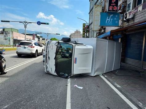 驚險畫面曝！疑違規迴轉碰撞 宜蘭小貨車翻車後轉數圈 社會 中時