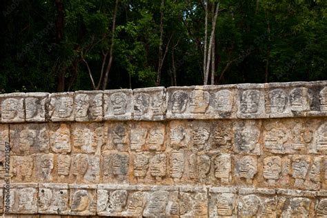 Plataforma de los Cráneos o Tzompantli Yacimiento Arqueológico Maya de