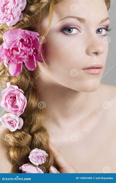 Mulher Com As Flores No Cabelo Foto De Stock Imagem De Postura Multa