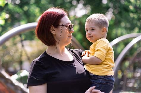 Madre Amorosa Con Gafas De Sol Mirando Al Peque O Hijo Con S Ndrome De